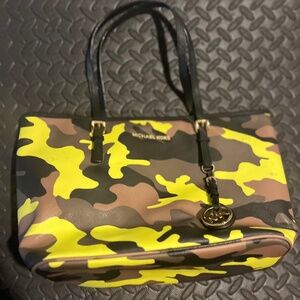 Small Michael Kors camo tote